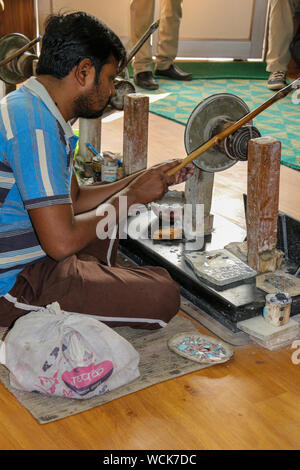 Handwerker mit traditionellen Techniken und die Gestaltung von Marmor und Halbedelsteinen auf einem Hand-angetriebene Emery Rad, Taj Mahal, Agra, Indien Stockfoto