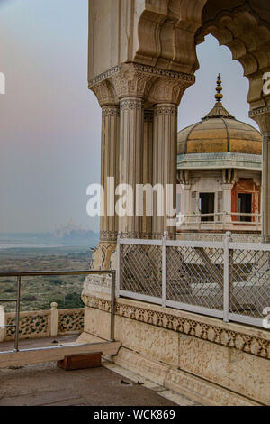 Exquisite weiße Marmor Architektur und Skulpturen des Musamman Burj, am Roten Fort von Agra - ein UNESCO Weltkulturerbe. Agra, Uttar Pradesh, Indien Stockfoto