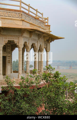 Exquisite weiße Marmor Architektur und Skulpturen des Musamman Burj, am Roten Fort von Agra - ein UNESCO Weltkulturerbe. Agra, Uttar Pradesh, Indien Stockfoto