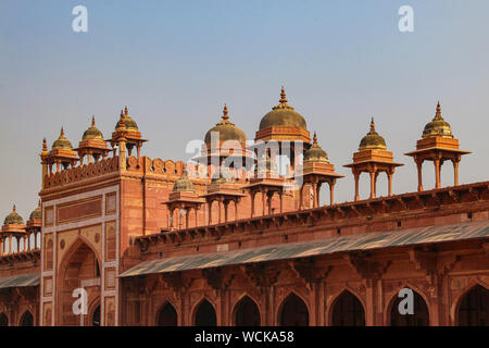 Türme und Kuppeln auf der Oberseite der Jama Masjid, auch als die Freitag Moschee, in Fatehpur Sikri, Uttar Pradesh, Indien, Zentralasien bekannt, Stockfoto