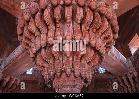 Die berühmten zentralen Spalte Unterstützung der Diwan-e-Khas (Diwan-I-Khas), Fatehpur Sikri, Uttar Pradesh, Indien, Zentralasien Stockfoto