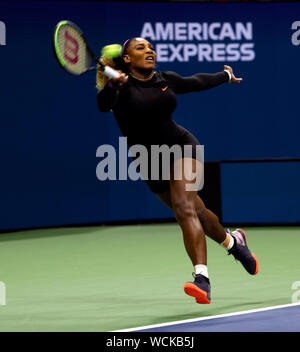 Flushing Meadows, New York, Vereinigte Staaten - 26 August, 2019. Serena Williams schlägt eine Vorhand zurück während ihrer ersten Runde gegen Maria Sharapova am ersten Tag des Spiels am US Open in Flushing Meadows, New York. Williams gewann das Match in zwei Sätzen. Quelle: Adam Stoltman/Alamy leben Nachrichten Stockfoto