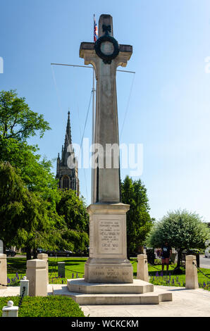 Ein kriegerdenkmal in Form eines großen steinernen Kreuz am unteren Ende der High Street in Marlow, Buckinghamshire, Großbritannien Stockfoto