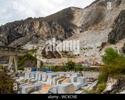 FANTISCRITTI, Carrara, Italien - 23 AUGUST, 2019: Marmor Steinbruch hat eine große Industrie hier für Jahrtausende gewesen. Blöcke erwarten transporation, Steinbruch hinter Stockfoto