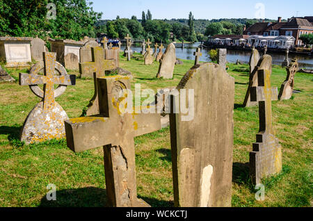 Grabsteine auf dem Friedhof der All Saints Church in MArlow, in Buckinghamshire, Großbritannien Stockfoto