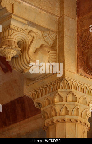 Nahaufnahme der architektonischen Details in der Sheesh Mahal, Teil der Amer Fort (Amber Palast), Amer, Rajasthan, Indien, Zentralasien Stockfoto