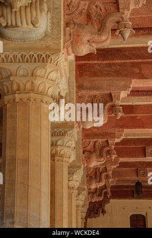 Nahaufnahme der architektonischen Details in der Sheesh Mahal, Teil der Amer Fort (Amber Palast), Amer, Rajasthan, Indien, Zentralasien Stockfoto