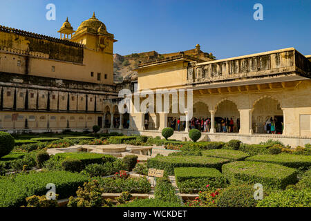 Die schön angelegten Garten im Sheesh Mahal, Teil der Amer Fort (Amber Palast) Komplexe, Amer, Rajasthan, Indien, Zentralasien Stockfoto