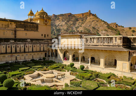 Die schön angelegten Garten im Sheesh Mahal, Teil der Amer Fort (Amber Palast) Komplexe, Amer, Rajasthan, Indien, Zentralasien Stockfoto