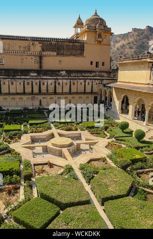 Die schön angelegten Garten im Sheesh Mahal, Teil der Amer Fort (Amber Palast) Komplexe, Amer, Rajasthan, Indien, Zentralasien Stockfoto