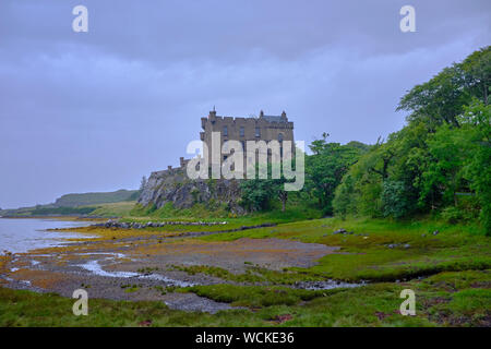 Dunvegan Castle liegt 1 Meile (1,6 km) nördlich von Dunvegan auf der Insel Skye, vor der Westküste Schottlands. Es ist der Sitz der MacLeod Stockfoto