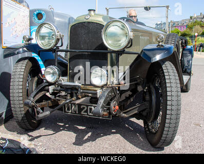 1925 Vauxhall Tourer mit männlichen Fahrer Stockfoto