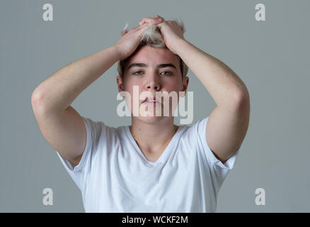 Junge traurig trans Teenager boy unter Depressionen leiden traurig und verzweifelt. Deprimiert transgender jugendlich in Seenot in der psychischen Gesundheit, Depression Stockfoto