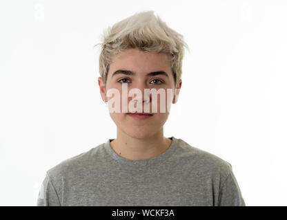 Close up Portrait von junge Transgender teenager Männlichen mit natürlichen und neutrale Teilfläche und schönen blauen Augen. Auf neutralem Hintergrund isoliert. In Menschen Stockfoto