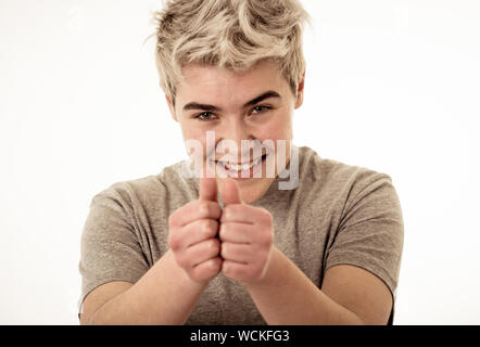 Portrait von attraktiven jungen Modell mit glücklichen Gesicht, schönes Lächeln und blaue Augen. Stattliche hipster bärtigen Mann in den 20ern. Studio gedreht. In den Leuten, Fa Stockfoto
