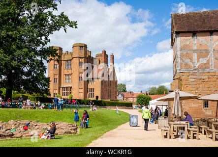 Kenilworth Castle Grounds Leicester's Gatehouse und The Stables Tearoom Warwickshire England gb Europa Stockfoto