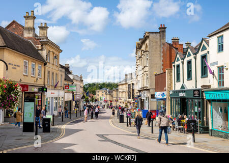 Chippenham High Street mit Menschen shopping Chippenham Wiltshire England uk gb Europa Stockfoto