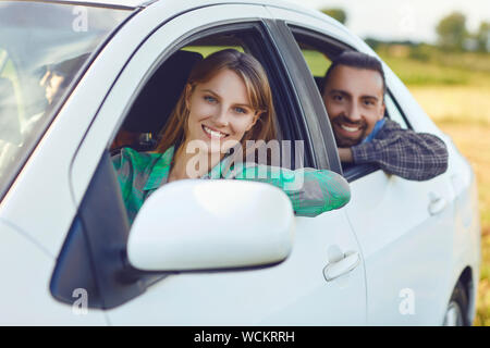 Eine Gruppe von Happy Freunde Fahren in einem Auto. Stockfoto