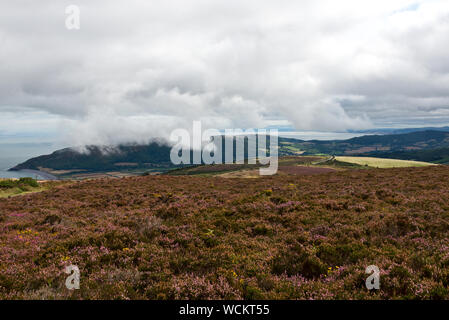 Im Sommer Blick über Porlock Gemeinsamen und über Porlock Bucht mit niedrigen Wolken über Bossington Hill und HurlestonePoint. Teil des Exmoor National Park Stockfoto