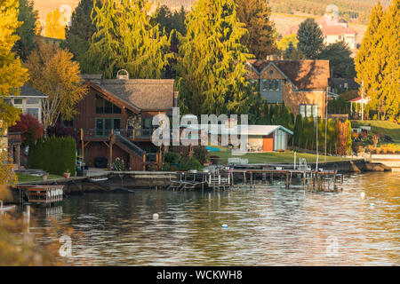 Häuser und Stege an den Ufern des Lake Chelan Stockfoto