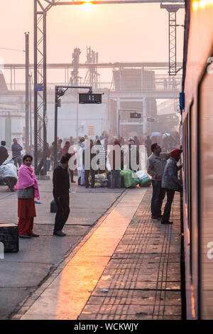 Die Fluggäste einen Zug am frühen Morgen, Indien Stockfoto