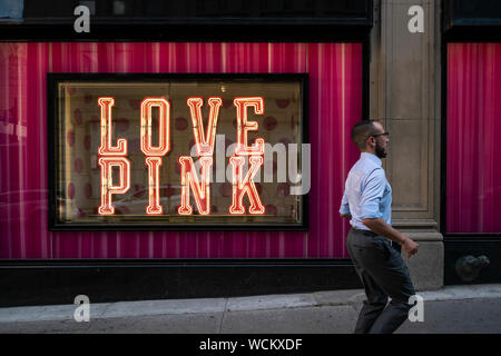 Die Menschen wandern vor einer Liebe Rosa, Victoria Secret unterzeichnen. Montreal, Quebec Stockfoto