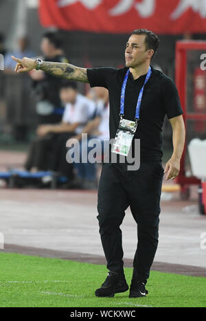 Guangzhou, Guangdong Provinz Chinas. 28 Aug, 2019. Head Coach von Guangzhou Evergrande, Fabio Cannavaro, gibt Instruktionen während des Viertelfinale Hinspiel gegen Kashima Antlers der AFC Champions League in Guangzhou, Provinz Guangdong im Süden Chinas, Aug 28., 2019. Credit: Deng Hua/Xinhua/Alamy leben Nachrichten Stockfoto