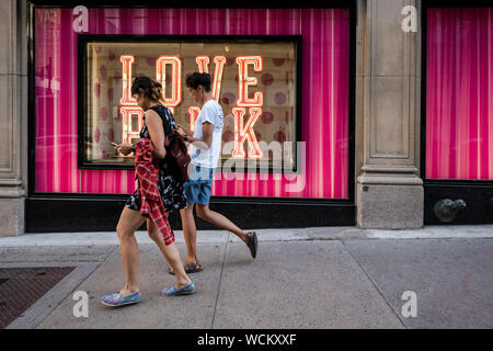 Die Menschen wandern vor einer Liebe Rosa, Victoria Secret unterzeichnen. Montreal, Quebec Stockfoto