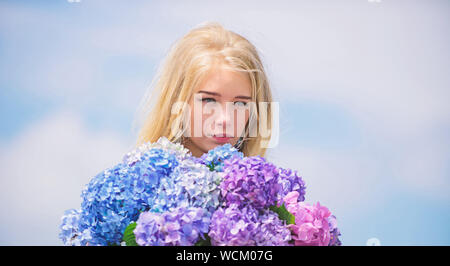 Frühling blühen. Pollenallergie. Sanfte Blume für die zarte Frau. Mädchen Ausschreibung blond halten Hortensie Blumen Blumenstrauß. Allergiefrei leben. Stop Allergie blühenden Jahreszeit. Genießen Sie Frühling ohne Allergie. Stockfoto