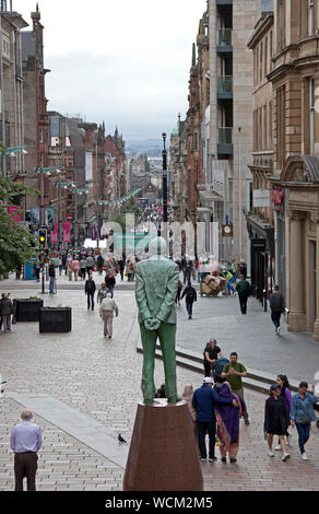 Buchanan Street Glasgow, Schottland, Großbritannien. 28 Aug, 2019. Käufer und Besucher wandern entlang in die dunstige Sonnenschein durch die pedestriansed Buchanan Street in Glasgow. Der Donald Dewar statue stolz an der Oberseite der Straße steht, der erste Minister von Schottland und ein Fürsprecher der Scottish Devolution, würde man mich fragen, was seine Gedanken würden zur heutigen breaking news, dass der britische Premierminister Boris Johnson die Königin gebeten hat das britische Parlament ab Mitte auszusetzen - September. Stockfoto