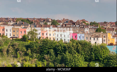 Die bunten Häuser von Bristol vom Dach der St Mary Redcliffe Church, Bristol, Großbritannien Stockfoto