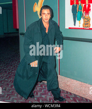 Amerikanischen Schauspieler Al Pacino am Londoner Flughafen Heathrow im November 1989 ankommen. Stockfoto