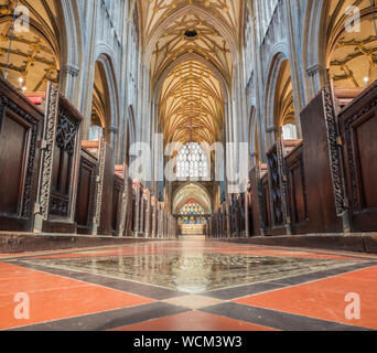 Das Kirchenschiff von St. Mary Redcliffe Church, Bristol, Großbritannien Stockfoto