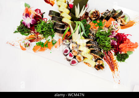 Essen, Reisen und gesund essen Konzept - japanisches Sushi in einem Restaurant zu Mittag, asiatische Küche Stockfoto