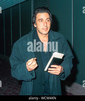 Amerikanischen Schauspieler Al Pacino am Londoner Flughafen Heathrow im November 1989 ankommen. Stockfoto