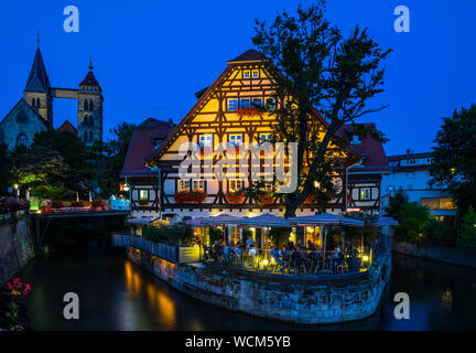 Esslingen am Neckar, Deutschland, 23. August 2019, historischen alten Fachwerkhaus und Restaurant auf der kleinen Insel im Neckar Wasser in der mittelalterlichen Altstadt von es Stockfoto