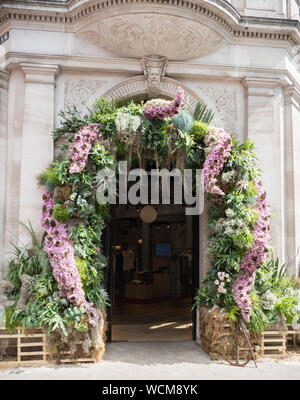 Blumenschmuck auf Fassaden für Chelsea in der Blüte, London, UK Stockfoto