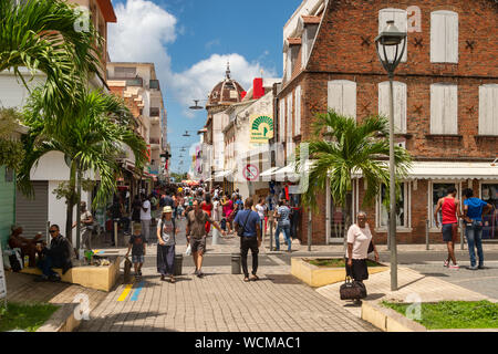 Fort-de-France, FR: 12. August 2019: Rue de la Republique in Fort-de-France, Martinique, West Indies, ist die wichtigste Geschäftsstraße. Stockfoto