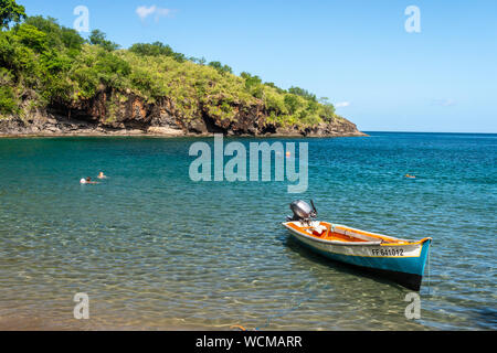 Anse Noire, Martinique, FR: 13. August 2019: Bunte Boot im Anse Noire verankert. Stockfoto