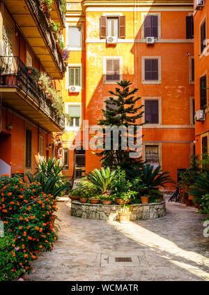 Schönen Innenhof in einer alten Wohngegend in Rom, Italien Stockfoto