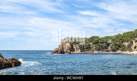 Kiesstrand von 'Calanques von Figuieres" (Bucht von Figuieres und Figuières Cove in Méjean), im Süden von Frankreich, Europa Stockfoto