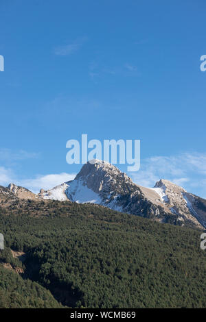 Berg Pedraforca, in Katalonien, Spanien, schöne Aussicht mit Schnee im Frühling Stockfoto