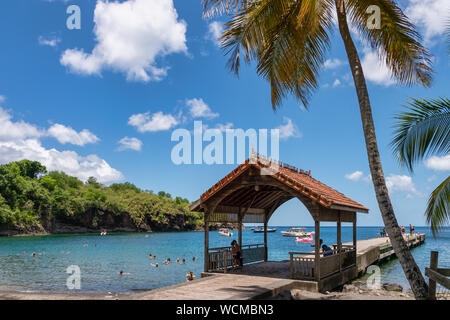 Anse Noire, Martinique, FR: 13. August 2019: Personen, die ein warmer Tag am Strand Anse Noire. Stockfoto