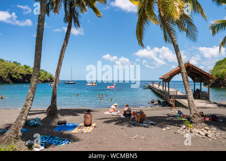 Anse Noire, Martinique, FR: 13. August 2019: Personen, die ein warmer Tag am Strand Anse Noire. Stockfoto