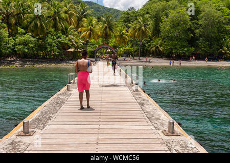 Anse Noire, Martinique, FR: 13. August 2019: Personen, die ein warmer Tag am Strand Anse Noire. Stockfoto