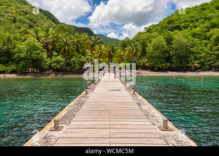 Anse Noire, Martinique, FR: 13. August 2019: Personen, die ein warmer Tag am Strand Anse Noire. Stockfoto