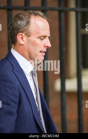 Westminster, London, Großbritannien. 28. August 2019. Dominic Raab, MP, Minister für auswärtige Angelegenheiten und Commonwealth-Fragen, Spaziergänge entlang der Downing Street und gibt Keine 10. PM Boris Johnson's Regierung hat heute offiziell die Königin bat die Vertagung des Parlaments für 1 Monat zu genehmigen, beginnend im September. Credit: Imageplotter/Alamy leben Nachrichten Stockfoto