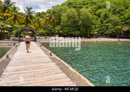 Anse Noire, Martinique, FR: 13. August 2019: Personen, die ein warmer Tag am Strand Anse Noire. Stockfoto