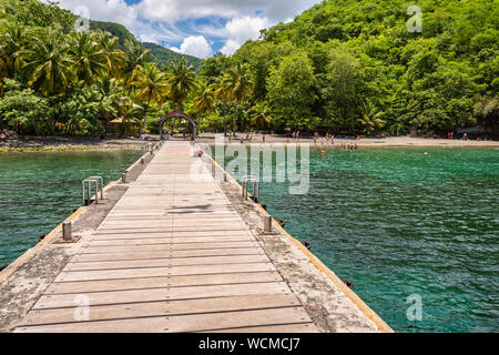 Anse Noire, Martinique, FR: 13. August 2019: Personen, die ein warmer Tag am Strand Anse Noire. Stockfoto