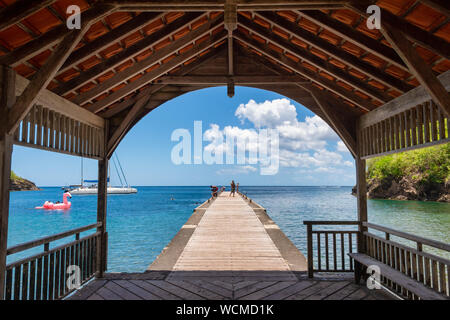 Anse Noire, Martinique, FR: 13. August 2019: Steg auf Anse Noire Strand Stockfoto